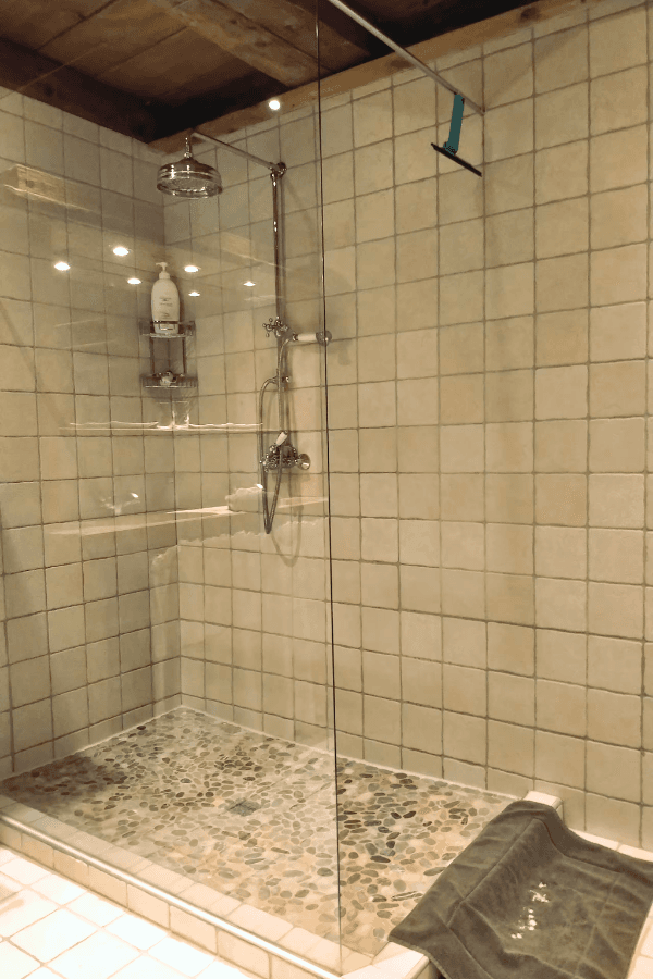 En-suite bathroom, second view