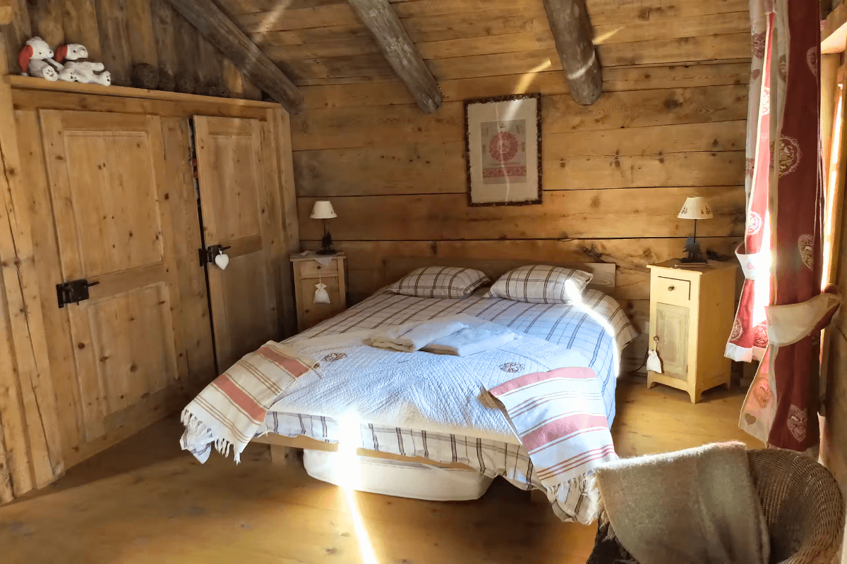 Double Bedroom, Balcony & Desk